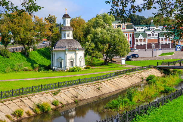 Rusya 'nın Sergiev Posad kentindeki Konchura nehrinin kıyısındaki Pyatnitsky Kilisesi. - Fotoğraf, Görsel