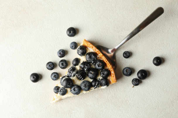 Spatula with blueberry pie slice on gray background - Φωτογραφία, εικόνα