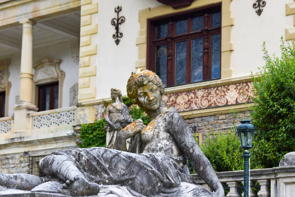 Статуя женщины, расположенная перед Пелешским замком, Синая, Прахова, Румыния - Фото, изображение