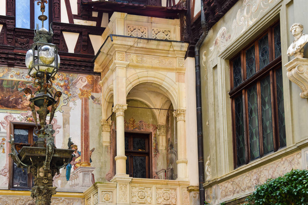 Peintures historiques à l'intérieur des murs du château de Peles, Sinaia, Prahova, Roumanie - Photo, image