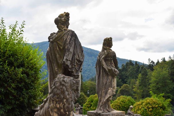 Frauenstatuen vor dem Schloss Peles, Sinaia, Prahova, Rumänien - Foto, Bild