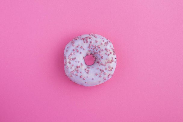 Donut com esmalte violeta no espaço de cópia de fundo rosa - Foto, Imagem
