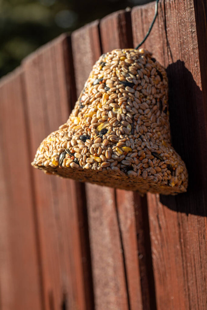 Cloche de différents grains, une délicatesse pour tous les oiseaux du jardin - Photo, image