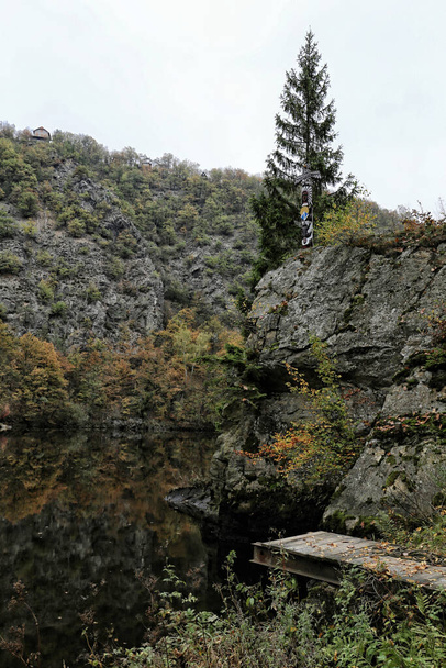 Totem en bois de peuplement rambler au bord de la rivière entre les rochers - Photo, image