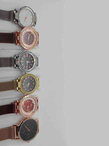Plusieurs stock de montres de couleur sur fond gris - Photo, image