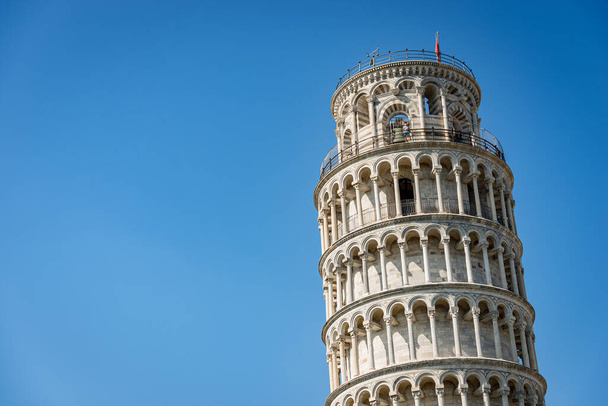 Leaning Tower of Pisa on clear blue sky, Romanesque style. (1173 - XIV Century). Piazza dei Miracoli (Square of Miracles) UNESCO world heritage site, Tuscany, Italy, Europe. - Foto, afbeelding