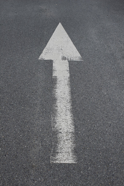 Arrow on the road - Foto, Bild