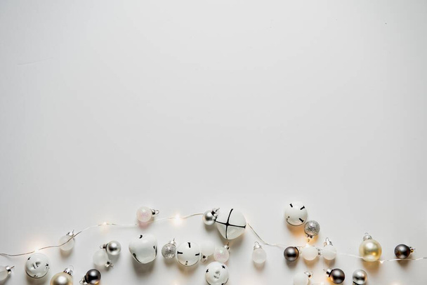Décoratif Noël fond blanc avec des jouets et des ornements de Noël, célébration de Noël - Photo, image