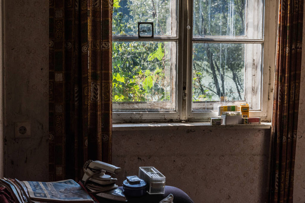 fenêtre dans une pièce sombre dans une maison abandonnée - Photo, image