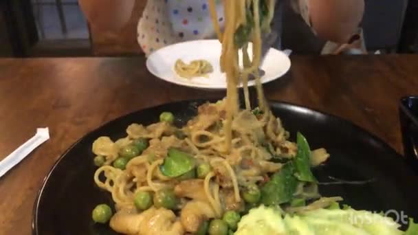 comer espaguetis al curry verde con pollo - Imágenes, Vídeo