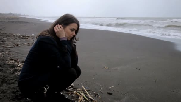 θλιβερή γυναίκα στην παραλία - Πλάνα, βίντεο