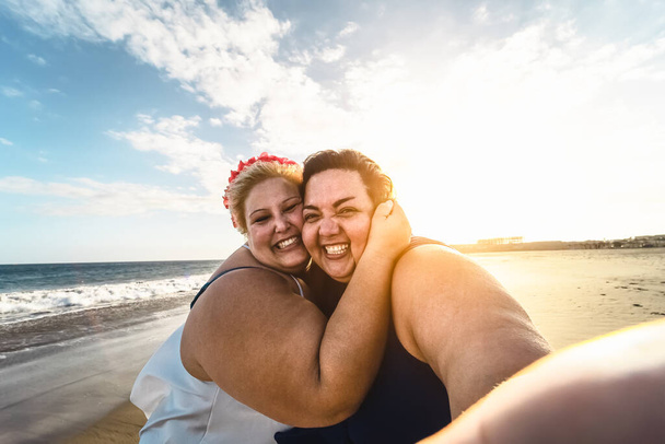 Ευτυχισμένο συν μέγεθος γυναίκες που παίρνουν selfie στην παραλία - Curvy υπέρβαρα κορίτσια που διασκεδάζουν κατά τη διάρκεια των διακοπών σε τροπικό προορισμό - Πάνω από το μέγεθος σίγουροι άνθρωποι έννοια του τρόπου ζωής - Φωτογραφία, εικόνα