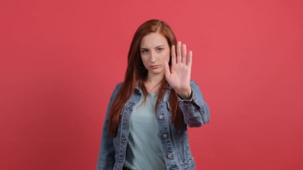 Közelkép fiatal nő csinál stop gesztus a kezével. - Felvétel, videó