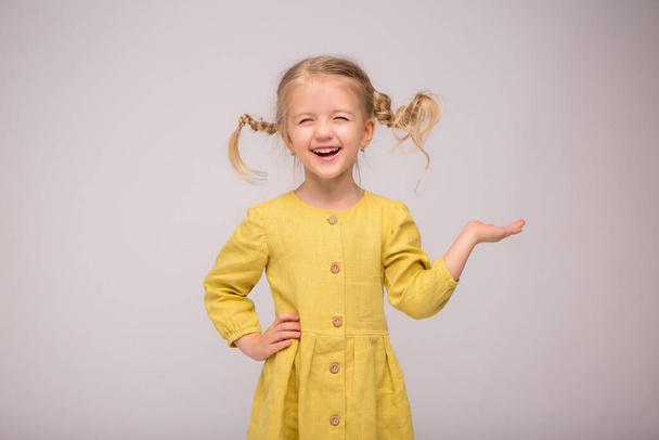 cute little girl in yellow dress - Φωτογραφία, εικόνα
