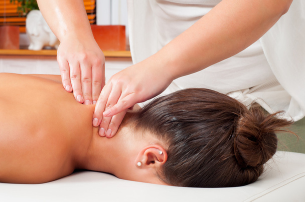 Молоді жінки отримують масаж шиї
 - Фото, зображення