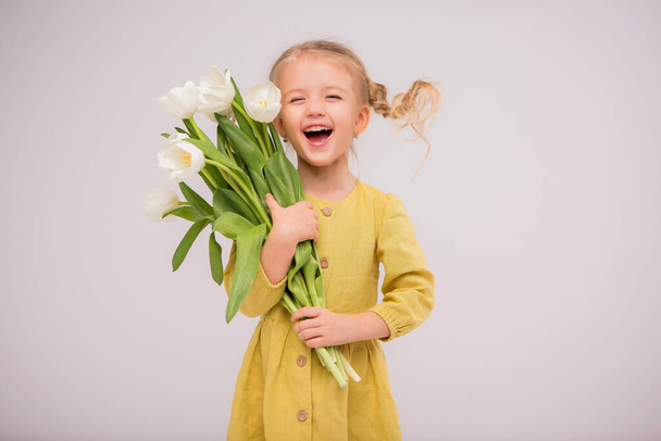 Mutlu küçük kız beyaz çiçeklerle  - Fotoğraf, Görsel