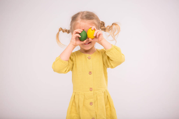 χαριτωμένο κοριτσάκι κρατώντας χρωματιστά αυγά, έννοια του Πάσχα  - Φωτογραφία, εικόνα