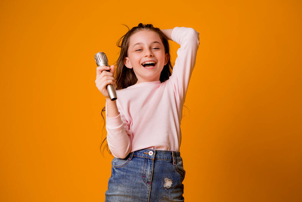 roztomilý mladý dívka s mikrofonem  - Fotografie, Obrázek