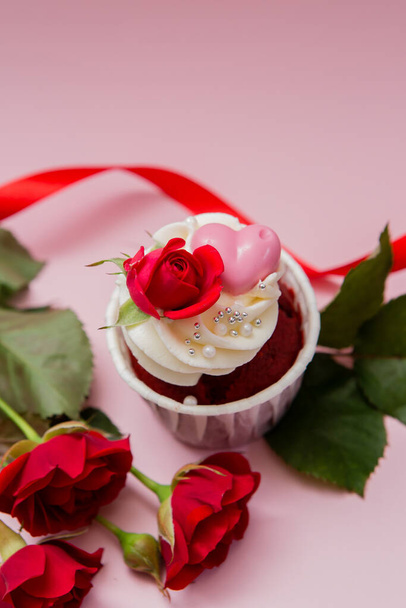 cupcake gros plan et rose isolé sur fond rose - Photo, image