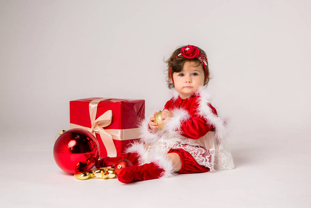 aranyos kislány visel karácsonyi ruhát  - Fotó, kép