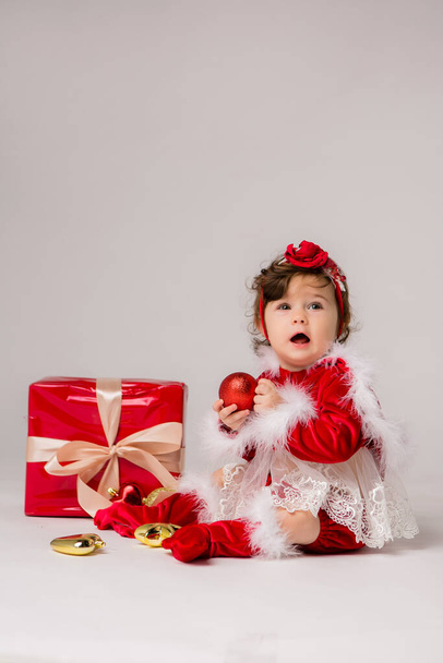 Sevimli küçük kız Noel kıyafeti giyiyor.  - Fotoğraf, Görsel