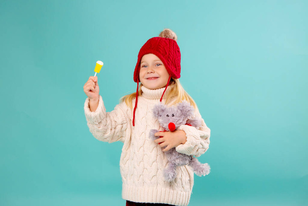 cute little girl wearing red hat  - Фото, изображение