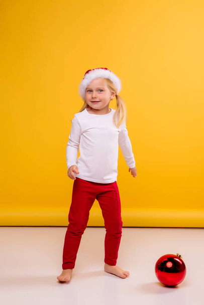 linda niña usando sombrero rojo, concepto de Navidad  - Foto, Imagen