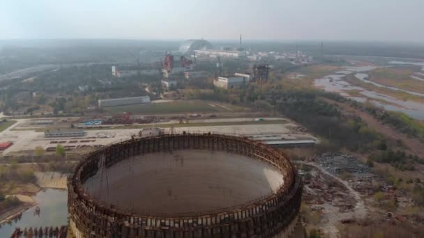 Überflug des Kühlturms in der Nähe des Kernkraftwerks Tschernobyl. - Filmmaterial, Video