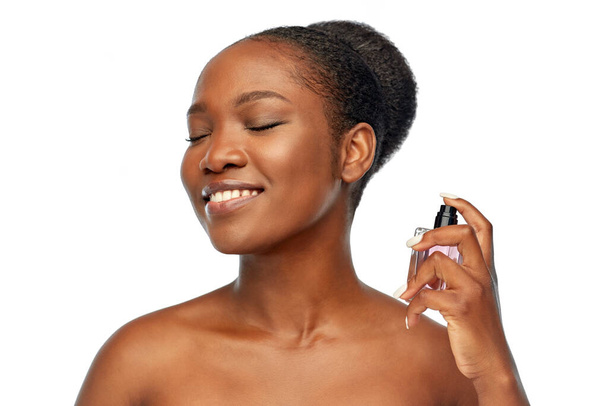 young african american woman with perfume - Foto, afbeelding