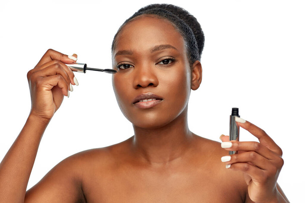 beautiful african american woman applying mascara - Φωτογραφία, εικόνα