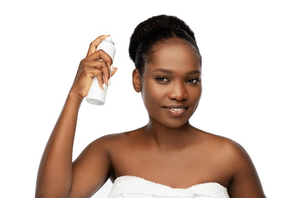 young african woman with hairspray - Фото, зображення