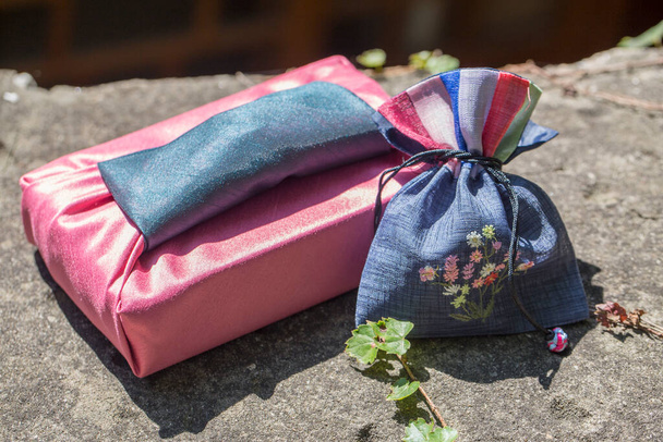 Koreaanse traditionele geschenkverpakking met gelukszak - Foto, afbeelding