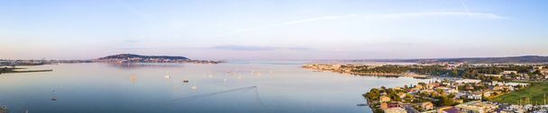 Авиационная панорама лагуны Тау и Мон-Сен-Клер (Сете) из Баларук-ле-Бен, в Эро в Окситании, Франция - Фото, изображение