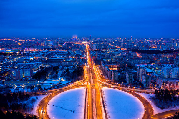 Ekaterinburg, Rússia. Uma rotunda com cruzamentos iluminados por lanternas. Vista noturna da cidade - Foto, Imagem