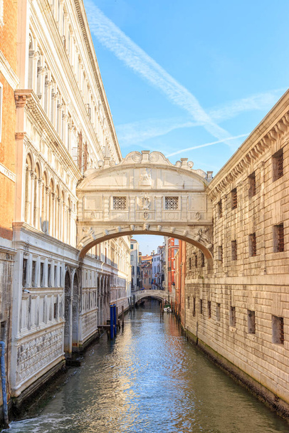 Venetië, Italië. Brug van de Zuchten (Ponte dei Sospiri) kanaal rio del Palazzo - Foto, afbeelding