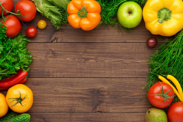 Ingredientes alimenticios saludables: verduras frescas, frutas y superalimentos. Nutrición, dieta, concepto de comida vegana. Fondo de madera - Foto, Imagen