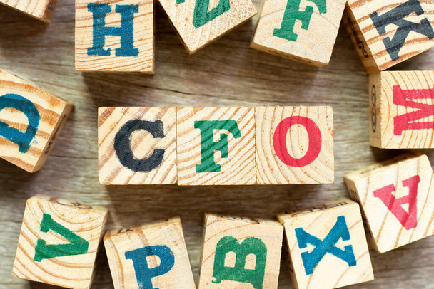 Alfabet literowy blok w słowie CFO (skrót od Chief Financial Officer) z innym na tle drewna - Zdjęcie, obraz