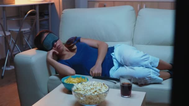 Riposo sul divano indossando maschera per dormire - Filmati, video
