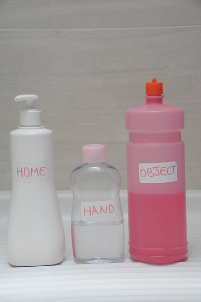 Denaturoitu alkoholi, käsisaippua ja pesuaineet talon puhdistamiseen - pandemian aiheuttama hätätilanne n-kovalevy19, koronavirus - Valokuva, kuva