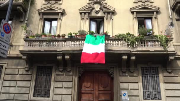 Europa, Italia, Milán - Bandera de Italia colgando en el balcón de una casa durante n-cov19 Emergencia epidémica por Coronavirus - Flash mob italiano - Metraje, vídeo