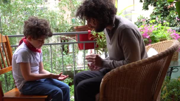 Πατέρας και γιος χρησιμοποιούν απολυμαντικό χεριών - Πλάνα, βίντεο