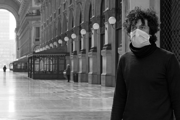 Europa, Italia Milano marzo 2020 - Duomo, Galleria Vittorio Emanuele vuota di persone e turisti, n-cov19 epidemia di Coronavirus - solo uomo mascherato - Foto, immagini