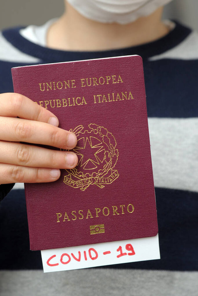 Mediolan - Lombardia i Mediolan - środek rządowy na rzecz izolacji obszarów dotkniętych wirusem Coronavirus 2019 ncov - izolowane Włochy w celu zamknięcia lotniska - włoski paszport - Zdjęcie, obraz