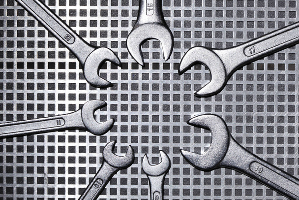 ομάδα των διαφορετικών κλειδιών μεγέθους ένα μεταλλικό πλέγμα με χώρο αντίγραφο για το κείμενό σας - Φωτογραφία, εικόνα