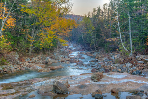 Herbst am Swift River in New Hampshire - Foto, Bild