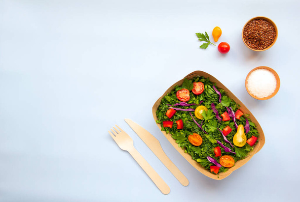 Salada vegan verde feita a partir de uma mistura de folhas verdes e legumes. Concepção da dieta. Vista superior, flat lay, espaço de cópia. - Foto, Imagem