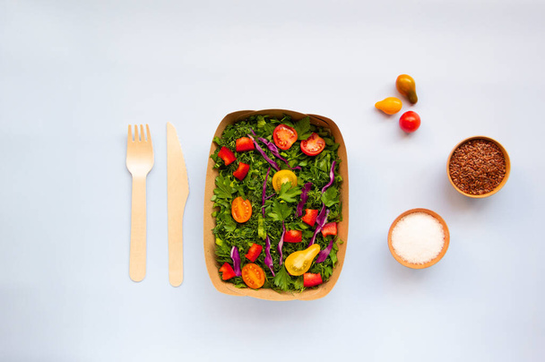 Salada vegan verde feita a partir de uma mistura de folhas verdes e legumes. Concepção da dieta. Vista superior, flat lay, espaço de cópia. - Foto, Imagem