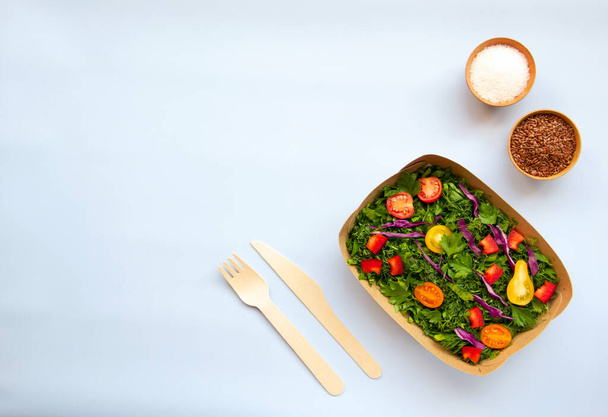 Ensalada vegana verde hecha de una mezcla de hojas verdes y verduras. Concepto de nutrición saludable. Vista superior, plano, espacio para copiar. - Foto, Imagen