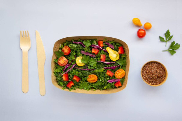 Salada vegan verde feita a partir de uma mistura de folhas verdes e legumes. Conceito de nutrição saudável. Vista superior, flat lay, espaço de cópia. - Foto, Imagem