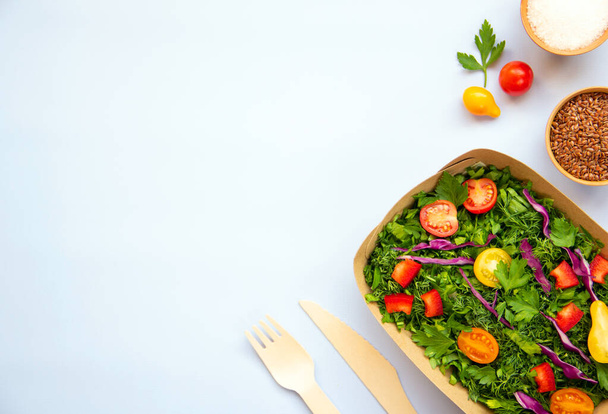 Salada vegan verde feita a partir de uma mistura de folhas verdes e legumes. Conceito de nutrição saudável. Vista superior, flat lay, espaço de cópia. - Foto, Imagem